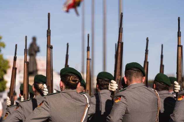 Ceremonial pledge of the Bundeswehr in front of the Berlin House of Representatives 28 05 2026, Politics, Berlin, Ceremonial pledge of the Bundeswehr in front of the Berlin House of Representatives symbol image, symbol, soldiers of the guard battalion with rifles Berlin Berlin House of Representatives Berlin Berlin Germany Copyright: xJamesxZabelx
