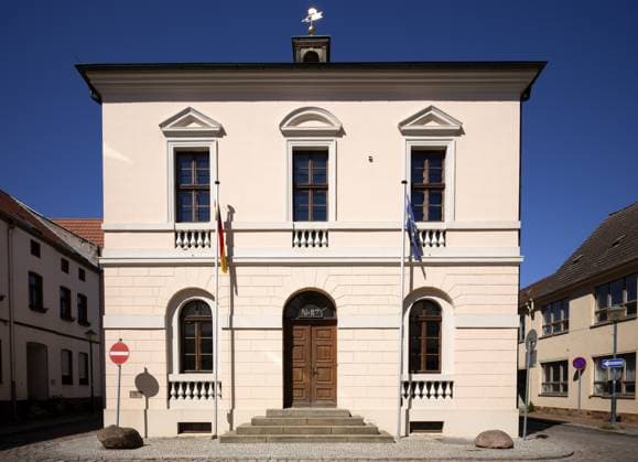 Rathaus, Wörlitzer Park, Wörlitzer Anlagen, Wörlitz, Oranienbaum, Sachsen-Anhalt, Deutschland Town Hall, Wörlitzer Park, Wörlitzer Anlagen, Wörlitz, Oranienbaum, Saxony-Anhalt, Germany Copyright: imageBROKER MichaelxWeber ibximw17899854.jpg