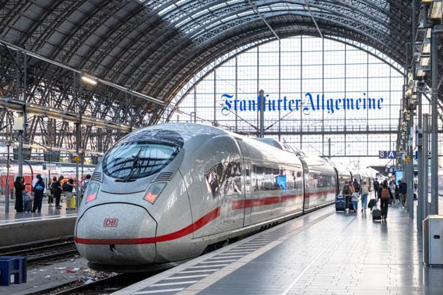 ICE train at Frankfurt Central Station in front of historic station concourse 30 05 26, Frankfurt Symbol photo, illustration image, symbol image, illustration photo, everyday scene A Deutsche Bahn Copyright: xThorstenxWagnerx