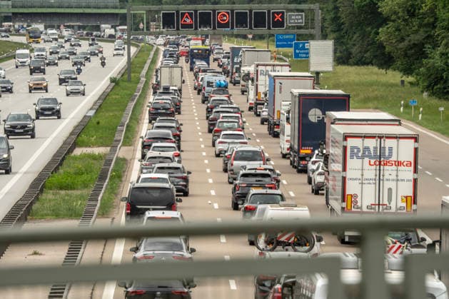 Dense travel traffic with traffic jam in both directions on the highway A8, Munich Salzburg, today on Saturday Brenner closure in Tyrol, Sauerlach near Munich, May 30,