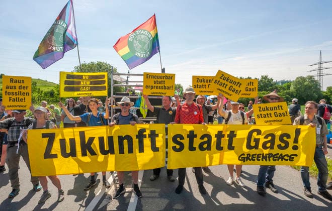 Greenpeace activists demonstrate with a banner 20260530ad252 Future instead of gas Demonstration against the construction of new Copyright: xAchimxDuwentästerx
