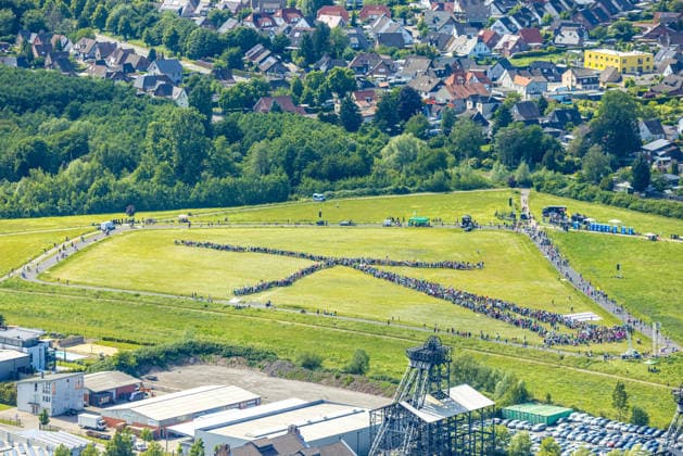 Aerial photo, Hamm, climate demonstration, KlimaCamp Hamm, record attempt human wind turbine on the Radbodhalde, tent city in Lippepark, Herringen, Bockum Hövel, Hamm, North Rhine-Westphalia, Germany ACHTUNGxMINDESTHONORARx60xEURO