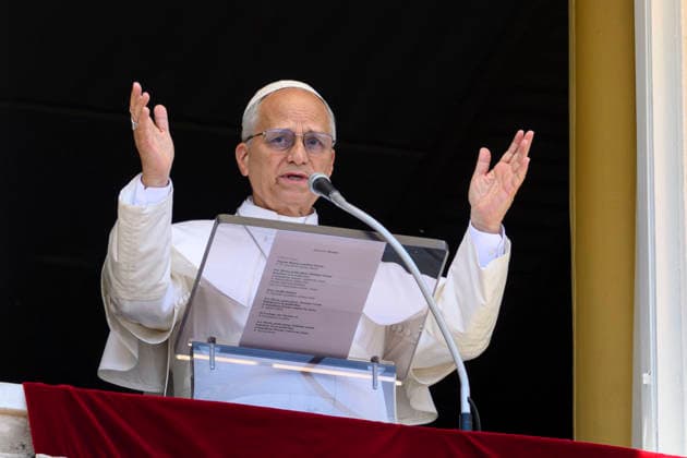 ITALY - POPE LEO XIV WAVES RO THE CROWD FROM THE WINDOW OF THE APOSTOLIC PALACE OVERLOOKING ST PETER S SQUARE DURING THE ANGELUS PRAYER AT THE VATICAN- 2026 5 31 Italy, Rome, Vatican, 2026 5 31.Pope Leo XIV waves to the crowd from the window of the apostolic palace overlooking St. Peter s square during the Angelus prayer in the Vatican EDITORIAL USE ONLY - NO BOOKS Copyright: xVATICANxMEDIAx