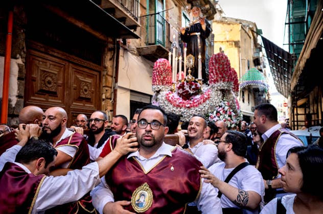 Solemn procession in honour of St Rita of Cascia to Palermo PALERMO, ITALY - MAY 31: Solemn procession with the statue of Saint Rita of Cascia, the venerated Saint of impossible miracles in the Capo district on May 31, 2026 in Palermo, Italy. The cult of the Saint spread in Palermo in 1922, the year in which the first festival in her honour was organised, and she is venerated within the 14th-century church and convent of Saint Augustine, in the Capo district. Palermo Sicily Italy Copyright: xStefanoxMontesix