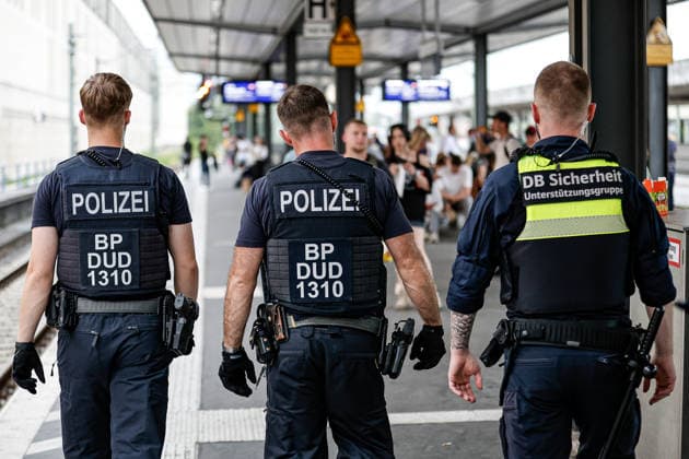 Federal police also check suburban train passengers at Hanover Central Station No prohibited objects found on passengers at platforms 1 and 2 A total of 500 people checked in the weapons ban zone Six knives were seized Hanover Central Station, platform at platform 2 Patrol in the direction of Fernroder Straße Hanover Central Station Lower Sax