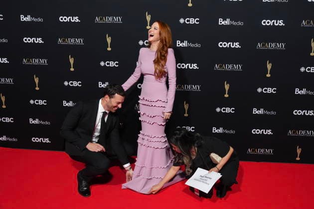 May 31, 2026, Toronto, On, CAN: Sarah Drew has her dress hem adjusted by Peter Mooney and a publicist at The Canadian Screen Awards in Toronto on Sunday, May 31, 2026. Toronto CAN  - ZUMAc35_ 20260531_zaf_c35_026 Copyright: xChrisxYoungx