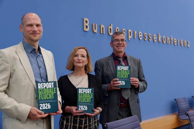 Global Displacement Report presented 2026 0601 Germany, Berlin Federal Press Conference Presentation of the Global Displacement Report 2026 Pictured from left Dr Benamin Etzold, BICC bonn International Centre for Conflict Studies, Dr Franck Düvell, University of Osnabrück, Prof Dr Petra Bendel, University of Erlangen Nuremberg