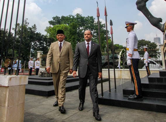 Qatari defense minister visits Indonesia to strengthen bilateral cooperation JAKARTA, INDONESIA - JUNE 02: Indonesia s Minister of Defence, Sjafrie Sjamsoeddin (L), and Qatar s Deputy Prime Minister and Minister of State for Defence Affairs, Sheikh Saoud bin Abdurrahman bin Hassan bin Ali Al Thani (R), inspect an honor guard upon arrival at Indonesia s Ministry of Defence headquarters in Jakarta, Indonesia, on June 02, 2026. The visit of Sheikh Saoud bin Abdurrahman bin Hassan bin Ali Al Thani forms part of ongoing efforts to strengthen bilateral relations between Indonesia and Qatar, including cooperation on political issues at the international and regional levels, defence and security, counterterrorism, economic collaboration-particularl Copyright: x2026xAnadoluxEkoxSiswonoxToyudhox