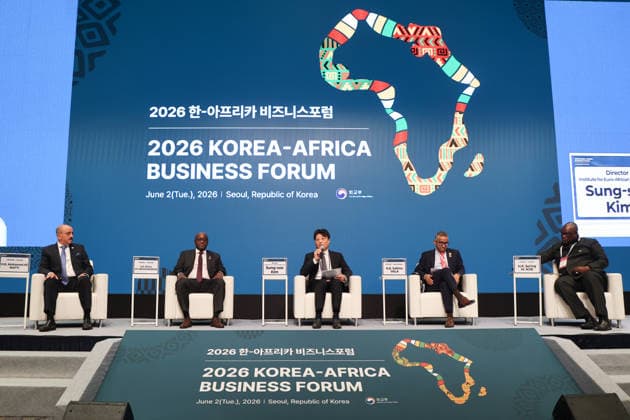 S. Korea-Africa biz forum S. Korea-Africa biz forum (From L to R) Tunisian Foreign Minister Mohamed Ali Nafti, Rwandan Foreign Minister Olivier Jean Patrick Nduhungirehe, Kim Sung-soo, chief of the Europe-Africa Research Institute at Hanyang University, Mozambican Planning and Development Minister Salim Ismael Vala and Gambian Foreign Minister Sering Modou Njie attend a business forum involving business leaders and government officials from South Korea and African nations in Seoul on June 2, 2026, to discuss ways to deepen economic cooperation and expand industrial partnerships. The forum was organized as a sideline event to the Korea-Africa Foreign Ministers Meeting held the previous day. (Yonhap) 2026-06-02 14:12:46 < 1980-2026 YONHAPNE  Copyright: xx PYH2026060213350031500 YonhapxNewsx yonphotos252907