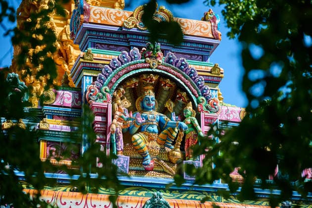 Sri Ganesha Hindu-Tempel in Berlin-Neukoelln (Foto vom 29.05.2026: eine Statue der Gottheit Vishnu auf der Tempelhalle). Mehr als 20 Jahre nach den ersten Planungen wird jetzt in Berlin ein Hindu-Tempel eroeffnet. Dazu sind vom 3. bis 7. Juni mehrere Rituale geplant, erklaerte Vilwanathan Krishnamurthy vom Traegerverein Tempels in Berlin. Der Tempel steht am Beginn der Hasenheide, einer grossen Parkanlage in Berlin-Neukoelln. Die Fassade des rund 18 Meter hohen Turms zieren mehr als 200 farbenpraechtige Skulpturen. Dahinter schliessen sich weitere Gebaeudeteile an. Das rund 5.000 Quadratmeter umfassende Areal hat der Verein den Angaben zufolge vom Bezirk Neukoelln fuer 85 Jahre gepachtet. Die Baukosten bezifferte Krishnamurty auf rund 1,1 M Copyright: epd-bild ChristianxDitsch D26D0529HindutempelHasenheide105049