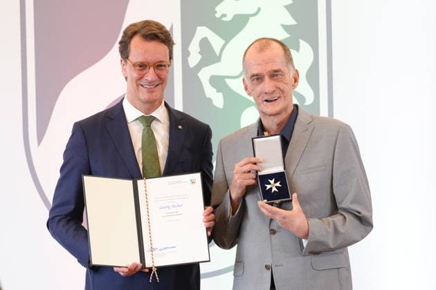 Awarding of the Order of Merit of the State of North Rhine-Westphalia State Premier Hendrik Wuest together with Georg Uecker and the Order in his hand at the awarding of the Order of Merit of the State of North Rhine-Westphalia by the State Premier in NRW, Duesseldorf, 02 06 2026 Duesseldorf NRW Germany