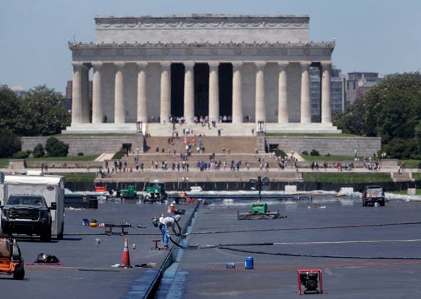 June 2, 2026, Washington, District Of Columbia, USA: Workers continue the renovation project to apply a blue protective coating to the Lincoln Memorial Reflecting Pool ahead of America 250 celebrations in Washington, DC, USA, on June 2, 2026. Washington USA  - ZUMAs337 20260602_znp_s337_032 Copyright: xGentxShkullakux