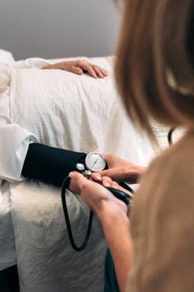 messen,blutdruck,blutdruckmessgerät,messung,gefäßdruck,blutdruckmesser,blutdruckmessgeräte,messgerät,messgeräte,sphygmomanometer ** measuring,blood pressure,blood pressure meter,blood pressures,blood pressure meters 539-v57 ,model released, Symbolfoto
