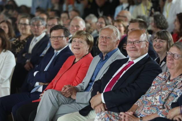 Carsten Schneider, Federal Minister for the Environment, Climate Protection, Nature Conservation and Nuclear Safety, Angela Merkel CDU , Federal Chancellor a D , Jürgen Trittin Bündnis 90 Die Grünen , Peter Altmaier CDU , Barbara Hendricks SPD , Svenja Schulze SPD during the ceremony Seit 40 Jahren NaturVerbunden on the occasion of the 40th anni Copyright: xAgenturxMatthiasxWehnertx xM.xGränzdörferx