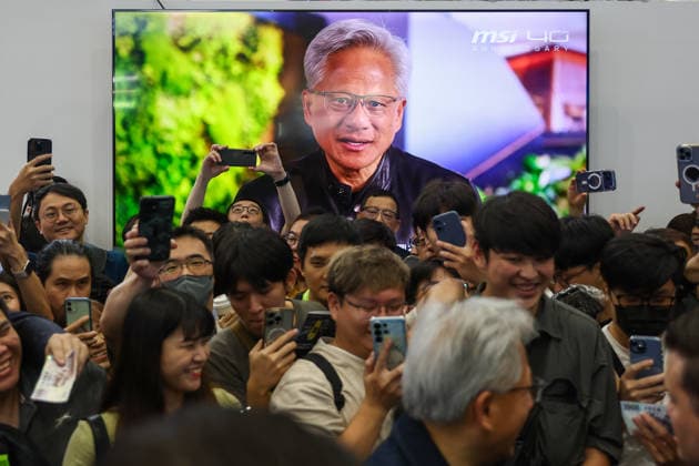 News Bilder des Tages NVIDIA s CEO Jensen Huang visits COMPUTEX TAIPEI 2026 TAIPEI, TAIWAN - JUNE 3: Jensen Huang, the CEO of American multinational tech giant NVIDIA, is surrounded by heaps of supporters and staff during his visit to the COMPUTEX TAIPEI trade show, in Taipei, Taiwan, on June 3, 2026. COMPUTEX TAIPEI is one of the world’s largest and most significant trade shows, featuring latest technologies, drones, data centres, Artificial Intelligence (AI) technologies, supercomputers, semiconductors products and other things from major international firms such as Nvidia, Intel, NXP and Foxconn. Daniel Ceng Anadolu Taipei Taiwan. Editorial use only. Please get in touch for any other usage. Copyright: x2026xAnadoluxDanielxCengx