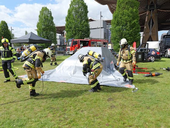 Interschutz 2026 in Hanover A burning electric car is covered with a fire blanket Copyright: xBerndxGüntherx