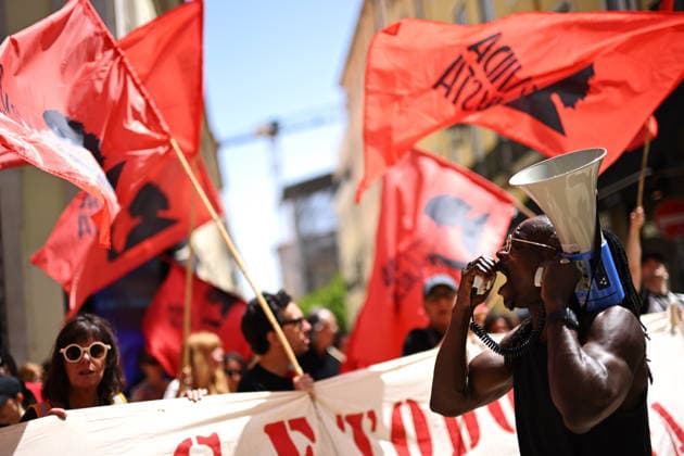 News Bilder des Tages Nationwide Strike For Workers Lisbon LISBON, PORTUGAL - JUNE 03: Protesters hold a banner and wave red trade union flags as they line the streets during a national mobilization in Lisbon, Portugal on June 03, 2026. The demonstration, organized under the National Fight Day motto, demands increased wages, guaranteed labor rights, and measures against the rising cost of living, while advocating for the right to health and housing. Zed Jameson Anadolu Lisbon Portugal. Editorial use only. Please get in touch for any other usage.  Copyright: x2026xAnadoluxZedxJamesonx