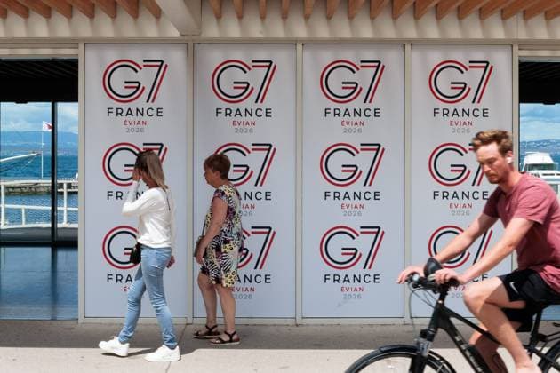 News Bilder des Tages PREPARATIVES G7 PHOTOPQR LE DAUPHINE Grégory YETCHMENIZA Évian les Bains 03 06 2026 Evian les Bains Haute Savoie , June 3rd Twelve days before the G7 summit, security measures in the town of Evian les Bains are becoming increasingly visible, as evidenced by the temporary military zone ZMT on the lakefront The Royal Hotel which will host the summit overlooks the town Grégory Yetchmeniza Le Dauphiné Evian, France, june 3rd 2026 Twelve days before the G7 summit, security measures in the town of Evian les Bains are becoming increasingly visible, as evidenced by the temporary military zone ZMT on the lakefront The Royal Hotel, which will host the summit, overlooks the town Évian les Bains Haute Savoie Rhône Alpes France  Copyright: xPHOTOPQR LExDAUPHINE MAXPPPxGrégoryxYETCHMENIZAx 20260603JDL1726 20260603JDL1726