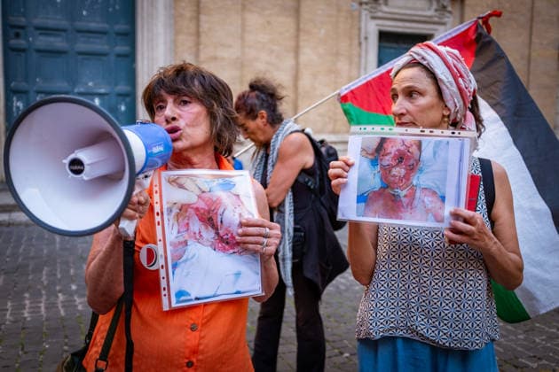 News Bilder des Tages June 3, 2026, Rome, Rm, Italy: WARNING: GRAPHIC IMAGES. Activists gather near Montecitorio, the Chamber of Deputies, to tell the Italian government: no more complicity with Israel, no more silence in the face of human rights violations and no more trade and military agreements. Activists show images of a seriously injured Palestinian child in need of medical treatment at Al-Shifa hospital. Rome Italy  - ZUMAg256 20260603_znp_g256_007 Copyright: xMarcoxDixGianvitox