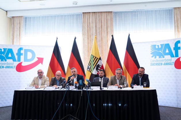 1(von links nach rechts) Dr. Hans-Thomas Tillschneider (stellv. Landesvorsitzender der AfD Sachsen-Anhalt und deren Landesprogrammkoordinator), Oliver Kirchner (stellv. Landesvorsitzender der AfD Sachsen-Anhalt), Ulrich Siegmund (Spitzenkandidat zur Landtagswahl 2026 der AfD Sachsen-Anhalt), Tobias Rausch (kommissarischer Generalsekretär der AfD Sachsen-Anhalt), Martin Reichardt (Landesvorsitzender der AfD Sachsen-Anhalt) und Patrick Harr (Pressesprecher AfD Sachsen Anhalt) Pressekonferenz der AfD Sachsen-Anhalt, Ratswaage Hotel Magdeburg, am 4. Juni 2026 Vorstellung der Wahlkampagne für die Landtagswahl in Sachsen-Anhalt 2026. Copyright: HMBxMedia xMarcoxBader