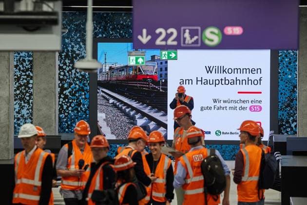 Interim station of the S-Bahn S15 FOR EDITORIAL PURPOSES ONLY EDITORIAL USE ONLY p Journalists are given a guided tour of the interim station from platform 22 of the Hauptbahnhof station Work on the future S-Bahn line 15, which will connect the northern Berlin S-Bahn ring with the Wedding, Gesundbrunnen and Hauptb Copyright: JörgxCarstensen doc8653qnnm5ue1l5lgtt6h ,EDITORIAL USE ONLY Copyright: JörgxCarstensen
