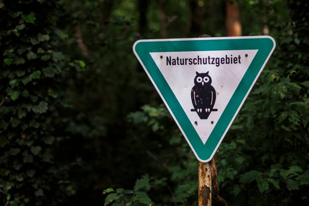 A sign with the inscription Naturschutzgebiet , Berlin, 04 06 2026 Berlin Germany Copyright: xAmreixSchulzx