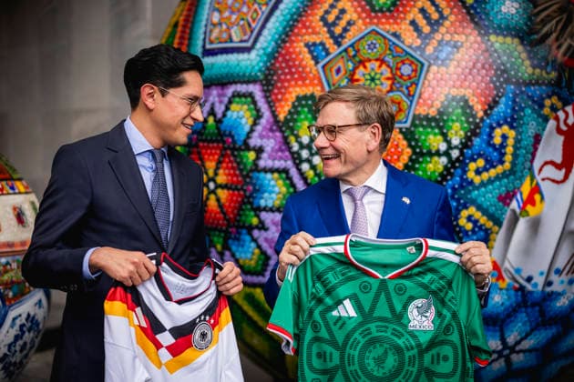 R L Johann Wadephul CDU , Federal Foreign Minister, and Roberto Velasco Alvarez, Foreign Minister of Mexico, exchange soccer jerseys during a meeting in Mexico City, 04 06 2026 Photographed on behalf of the Federal Foreign Office Mexico City Mexico Copyright: xJulianexSonntag AAx