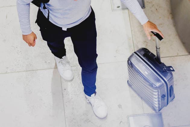 A suitcase is pulled by a person at BER Berlin Brandenburg Airport, taken in Schoenefeld, 04 06 2026 Schoenefeld Germany Copyright: xFlorianxGaertnerx
