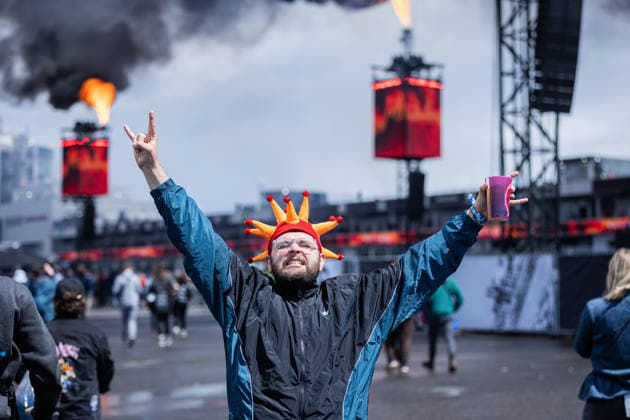 Rock am Ring 2026, 5 6 2026 A fan enjoys the fire show The traditional Rock am Ring festival at the Nürburgring in the Eifel region kicks off the festival season in Germany Rock am Ring will take place this year from 5 to 7 June Around 80 bands and artists will perform on one of the three large stages Nürburg Nürburgring Rhineland-Palatinate Germany Copyright: xSebastianxDerixx