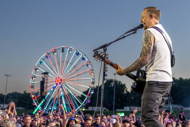 Musikfestival Rock im Park 2026 Volbeat, Nuremberg, 05 06 2026 Michael Poulsen Volbeat sings and plays guitar on stage in front of an enthusiastic audience In the background an illuminated Ferris wheel in the evening sky Nuremberg Bavaria Germany 20260605-286A8047-M4000