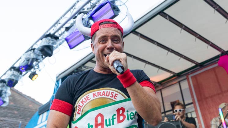 Full house and Mallorca atmosphere in the brewery courtyard of the Kauzen Bräu in Ochsenfurt Party crasher Lorenz Büffel celebrated the 10th anniversary of the Käuzle party pub on June 5, 2026 and brought the audience to a boil Copyright: HMBxMedia xHeikoxBecker