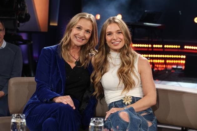 Lola Weippert, presenter, and her mother Conny left, guest on the NDR Talk Show on 5 6 2026, photo session before the broadcast on the 3 program of NDR television in the Hamburg Lokstedt television studio