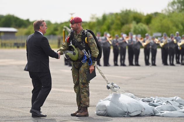 Jump service parachute jumper lands on the roll call square and brings the promotion certificates, promotion roll call, is greeted by Defense Minister Boris PISTORIUS, Day of the Bundeswehr 2026 on 06 06 2023 at the University of the Bundeswehr in Neubiberg