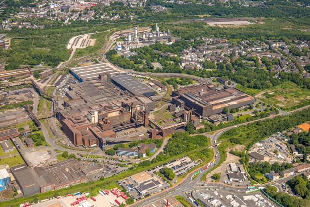 Aerial view, industrial estate with ArcelorMittal steelworks, Linde Gas in the background, Laar, Duisburg, Ruhr area, North Rhine-Westphalia, Germany ATTENTIONxMINDESTHONORARx60xEURO