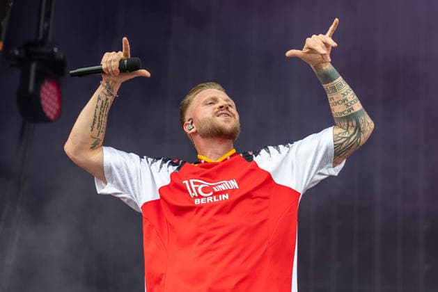 Music festival Rock im Park 2026 FINCH, Nuremberg, 06 06 2026 Rapper Finch performing on stage Wearing a 1 FC Union Berlin jersey and holding the microphone aloft with outstretched arms Nuremberg Bavaria Germany 20260606-1V9A0223-M4000