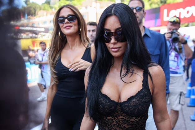 June 6, 2026, Monaco, Monte Carlo: Kim and Khloe Kardashian are seen in a pitlane prior to the qualifying session ahead of the Formula 1 Monaco Grand Prix at the Circuit de Monaco in Monte Carlo on June 6th, 2026. Monaco Monte Carlo - ZUMAz156 20260606_zip_z156_002 Copyright: xBeataxZawrzelx