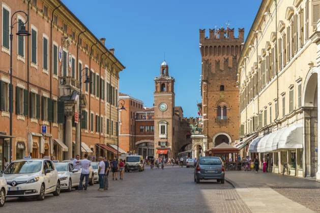 Ferrara Juli 2017, Emilia Romagna, Italien: Hauptstraße von Ferrara. Taxis und Fahrer in ihrer Nähe. Menschen, die im historischen Teil der Stadt spazieren gehen Ferrara - July 2017, Emilia Romagna, Italy: Central street of Ferrara. Taxi cabs and drivers near them. People walking in the historical part of the city Copyright: imageBROKER RomanxSmirnov ibliqx17886166.jpg