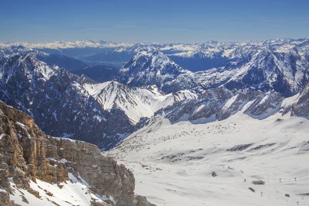 Ausblick vom Zugspitzgipfel 2962m nach Süden auf das Zugspitzplatt und die Tiroler Alpen, Garmisch-Partenkirchen, Loisachtal, Werdenfelser Land, Oberbayern, Bayern, Deutschland View from Zugspitze summit 2962m to the south of the Zugspitzplatt and the Tyrolean Alps, Garmisch-Partenkirchen, Loisachtal, Werdenfelser Land, Upper Bavaria, Bavaria, Germany Copyright: imageBROKER GuenterxGraefenhain ibxgng17990427.jpg