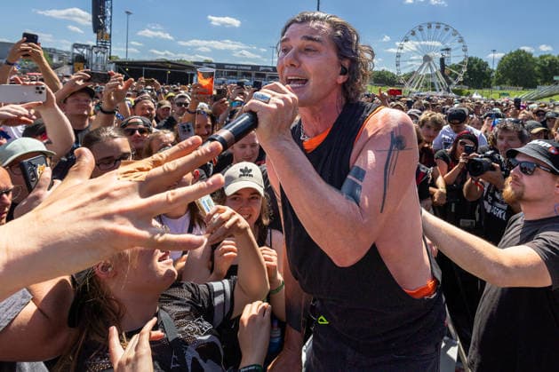 Music festival Rock im Park 2026 BUSH, Nuremberg, 07 06 2026 Gavin Rossdale, singer and guitarist of the British rock band Bush, sings in the middle of the crowd at the open air performance Fans hold out their hands to him Nuremberg Bavaria Germany 20260607-6V2A7258-M4000
