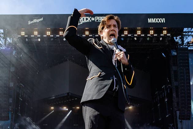 Rock im Park 2026 music festival THE HIVES, Nuremberg, 07 06 2026 Howlin Pelle Almqvist Per Almqvist , lead singer of the Swedish rock band The Hives, performing on the main stage With fist raised and microphone in hand, he delivers an energetic stage performance Nuremberg Bavaria Germany 20260607-6V2A7413-M4000