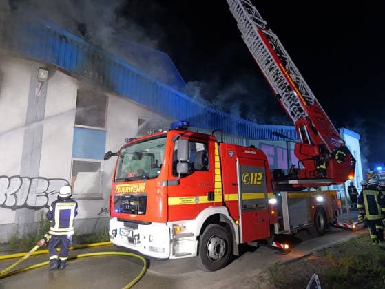 Major fire in Wunstorf 180 firefighters battle a fire in a former warehouse Strong heat development makes extinguishing work difficultb Copyright: xBerndxGüntherx