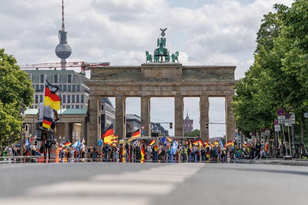 Protest action critical of the government 8 6 2026, Berlin Large demonstration at the Brandenburg Gate Protest action critical of the government that runs under the name 1MillionProject Berlin Germany