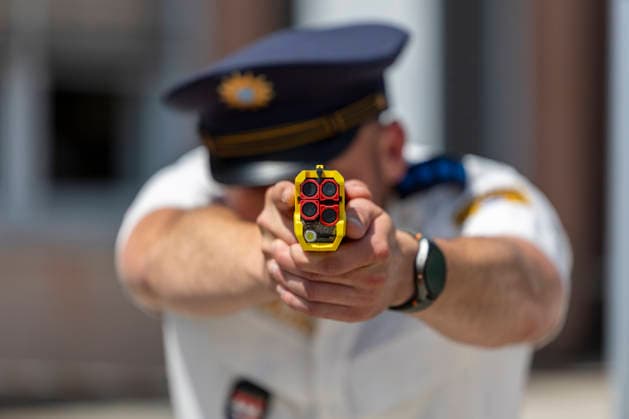A police officer aims a Taser 7 during the pilot phase demonstration at Schweinfurt police station on June 8, 2026 The DEIG distance electro impulse device is held in a ready-to-use position and aimed at a target Copyright: HMBxMedia xHeikoxBecker