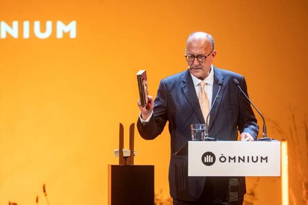 The writer Biel Mesquida receives the Premi d Honor de les Lletres Catalanes Xavier Antich during the presentation of the Premi d Honor de les Lletres Catalanes, at the Palau de la Música Catalana, on June 8, 2026, in Barcelona, Catalonia Spain Biel Mesquida receives the Premi dHonor de les Lletres Catalanes in recognition of his outstanding literary career and his contribution to the Catalan culture Lorena Sopê Espana  Copyright: xLorenaxSopÃªnax 7582622
