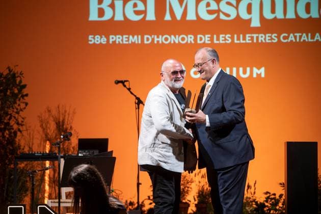The writer Biel Mesquida receives the Premi d Honor de les Lletres Catalanes Biel Mesquida and Xavier Antich during the presentation of the Premi d Honor de les Lletres Catalanes, at the Palau de la Música Catalana, on June 8, 2026, in Barcelona, Catalonia Spain Biel Mesquida receives the Premi dHonor de les Lletres Catalanes in recognition of his outstanding literary career and his contribution to Catalan culture Lorena Sopê Espana  Copyright: xLorenaxSopÃªnax 7582619