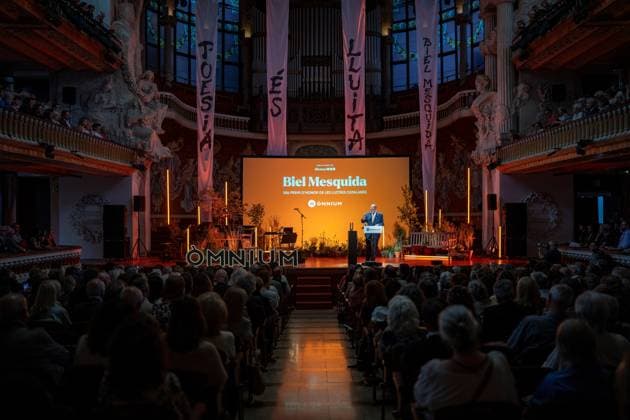 The writer Biel Mesquida receives the Premi d Honor de les Lletres Catalanes Xavier Antich during the presentation of the Premi d Honor de les Lletres Catalanes, at the Palau de la Música Catalana, on June 8, 2026, in Barcelona, Catalonia Spain Biel Mesquida receives the Premi dHonor de les Lletres Catalanes in recognition of his outstanding literary career and his contribution to the Catalan culture Lorena Sopê Espana  Copyright: xLorenaxSopÃªnax 7582621