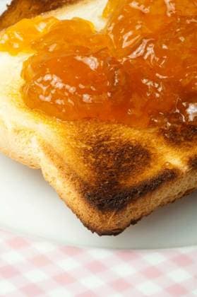 Spread jam on bread Copyright: xdeyan_georgievx Panthermedia69219020.jpg