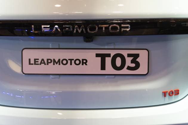 LISSABON, PORTUGAL — 16. MAI 2026: Symmetrische Nahaufnahme des verchromten Leapmotor Schriftzugs, des großen T03 Typenschilds und der roten T03 Emblem auf einem hellblauen Elektro Stadtauto auf der ECAR Show LISBON, PORTUGAL - MAY 16, 2026: Symmetrical close-up of the chrome Leapmotor lettering, large T03 model designation plate, and red T03 badge on a light blue electric city car at the ECAR Show Copyright: imageBROKER MaksimxZabarovskii iblmza18023224