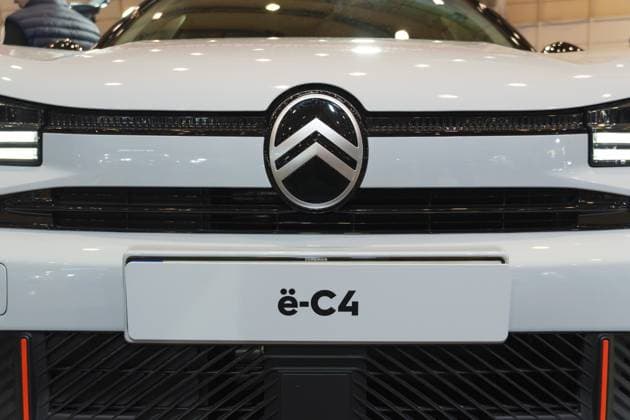 LISSABON, PORTUGAL — 16. MAI 2026: Symmetrische Nahaufnahme des neuen ovalen Chevron Emblems und der Modellplakette eines weißen Citroen e C4 Elektrofahrzeugs auf der ECAR Show LISBON, PORTUGAL - MAY 16, 2026: Symmetrical front close-up of the new oval chevron emblem and model badging on a white Citroen e-C4 electric vehicle at the ECAR Show exhibition Copyright: imageBROKER MaksimxZabarovskii iblmza18023226