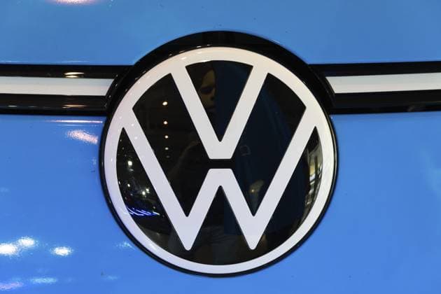 LISSABON, PORTUGAL — 16. MAI 2026: Symmetrische Nahaufnahme des modernen weiß schwarzen Volkswagen Logos auf einer hellblauen Frontverkleidung eines Elektrofahrzeugs auf der Ausstellung ECAR Show LISBON, PORTUGAL - MAY 16, 2026: Symmetrical close-up of the modern white and black Volkswagen logo on a bright blue electric vehicle front fascia at the ECAR Show exhibition Copyright: imageBROKER MaksimxZabarovskii iblmza18023229